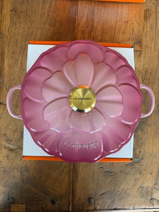 Le Creuset Other - Le Creuset Signature Cast Iron Petal Shallow Casserole 2.25 qt Berry Pink 26 NEW